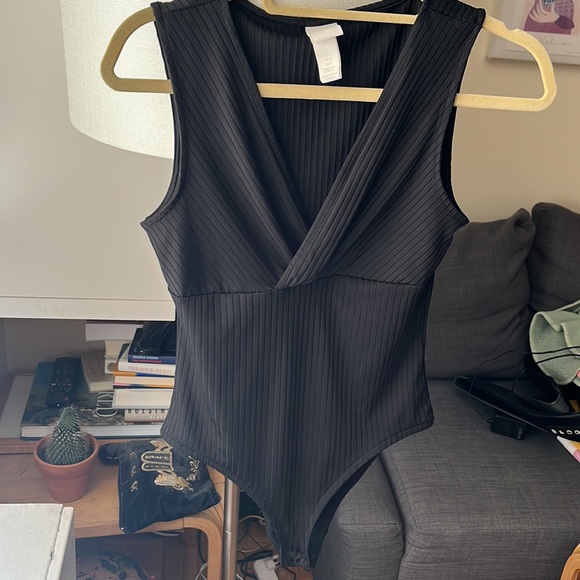 H&M bodysuit - v neck ribbed texture size S - Picture 2 of 7